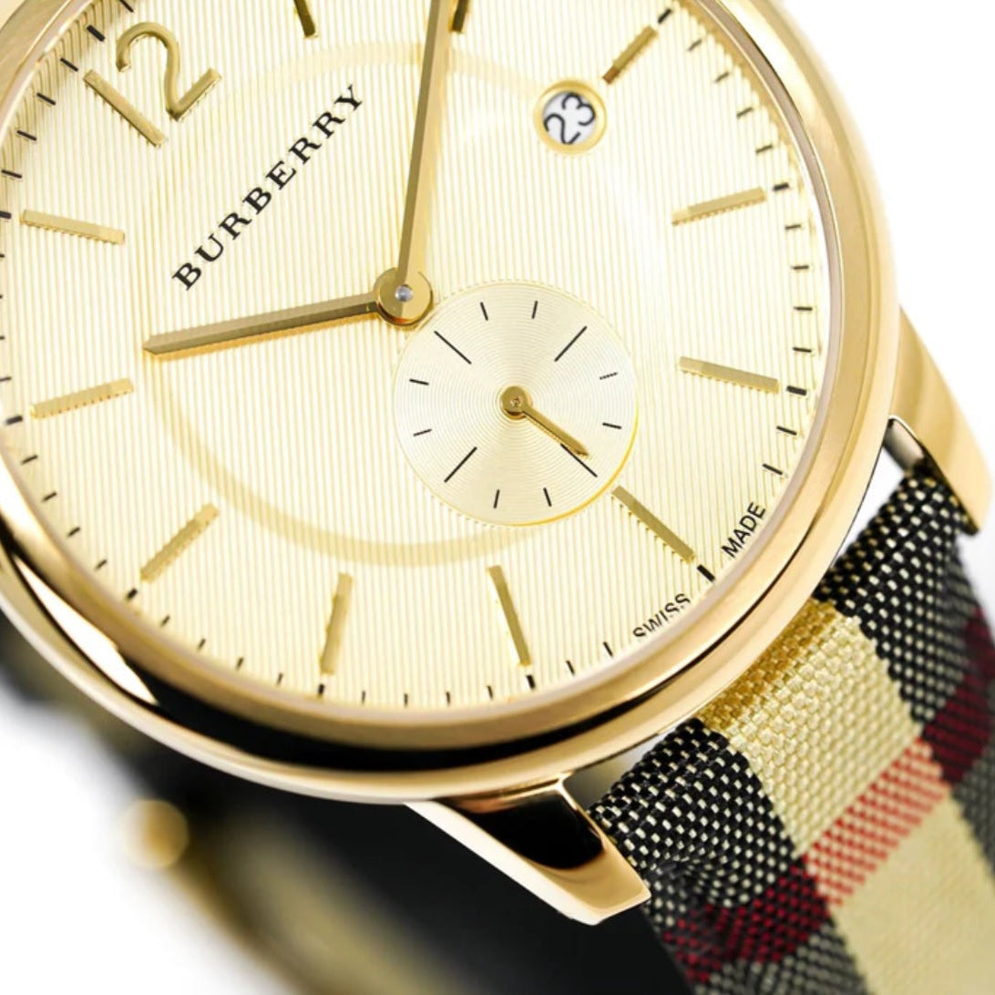 Gros plan sur la montre homme Burberry BU10001 avec bracelet en cuir multicolore, cadran doré et boîtier doré