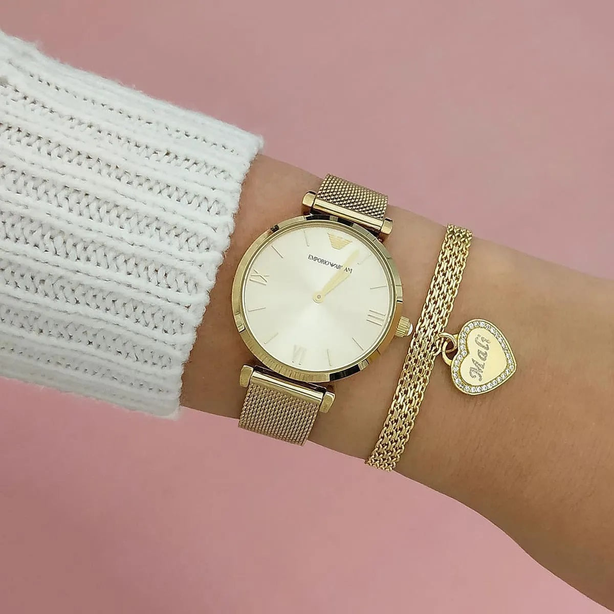 Close-up wrist shot of AR1957 Gianni women’s watch with gold mesh bracelet