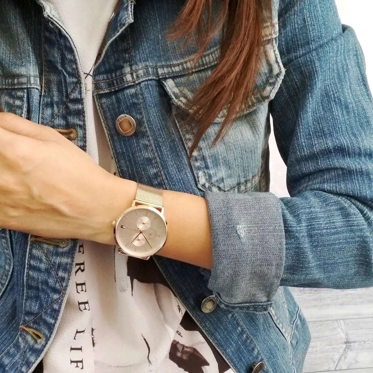 Tommy Hilfiger 1781944 women’s rose gold mesh strap watch worn on wrist highlighting the elegant rose gold dial
