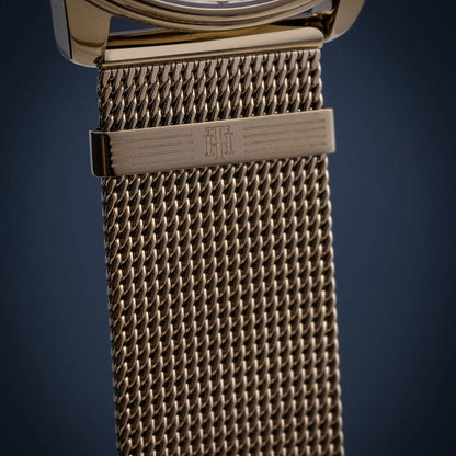 Close-up of the intricate gold mesh bracelet on Tommy Hilfiger 1782302 women’s watch, highlighting the fine weaving and polished finish