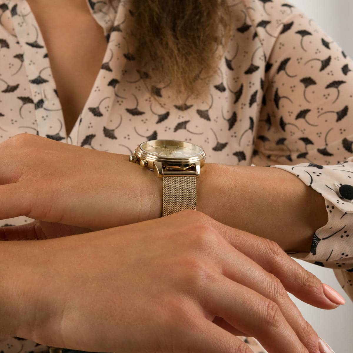 Tommy Hilfiger 1782302 women’s watch with gold mesh strap worn on wrist, showcasing elegant gold dial and refined design